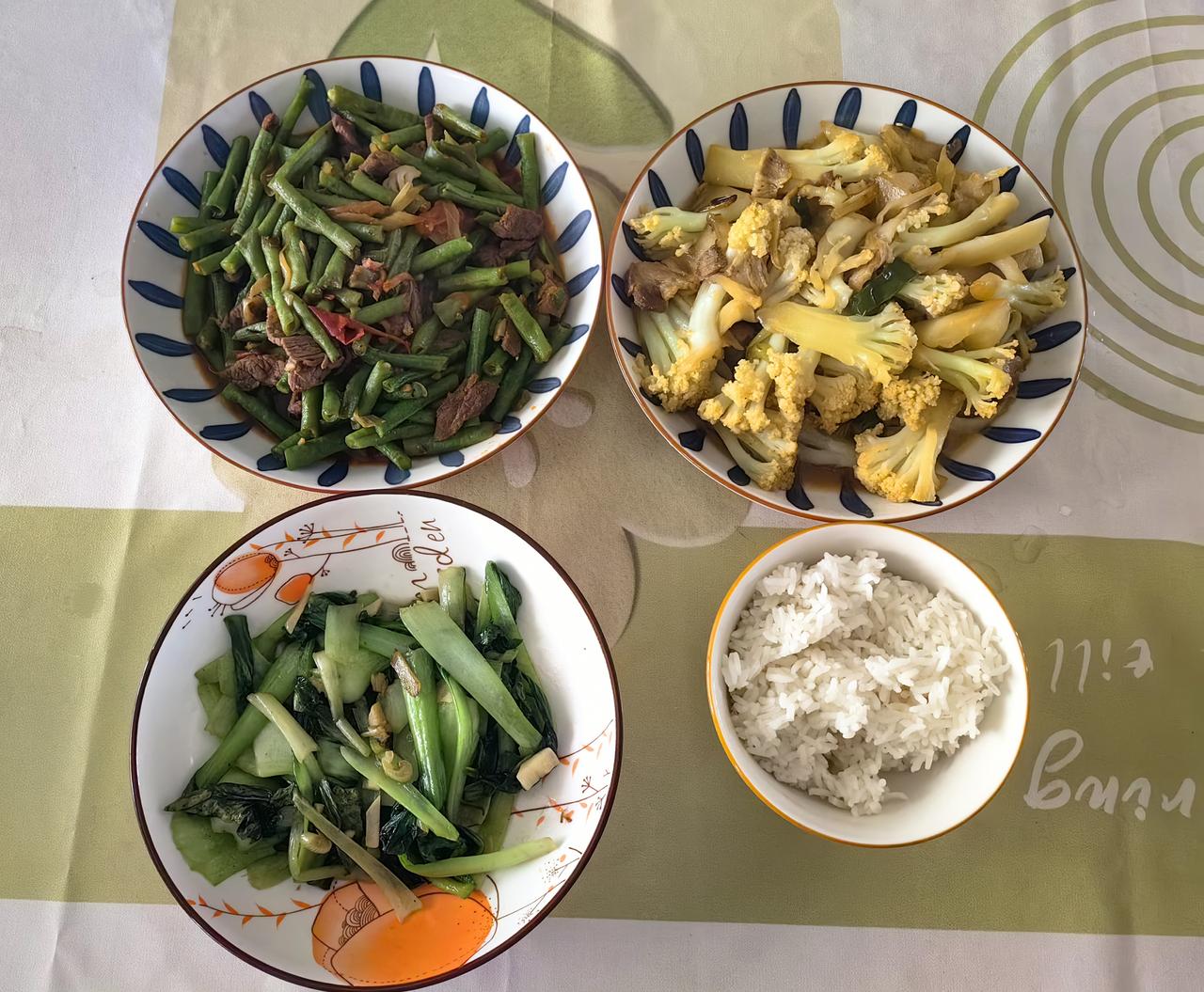 家常菜，
简单的一餐。
心情差，
山珍海味难咽下；
心情好，
粗茶淡饭都是宝！