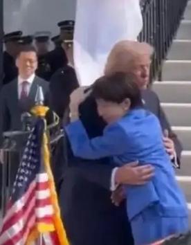 高市早苗访美拥抱特朗普这事儿，真的太抓眼球了。当地时间3月19日，她一下车就扑进