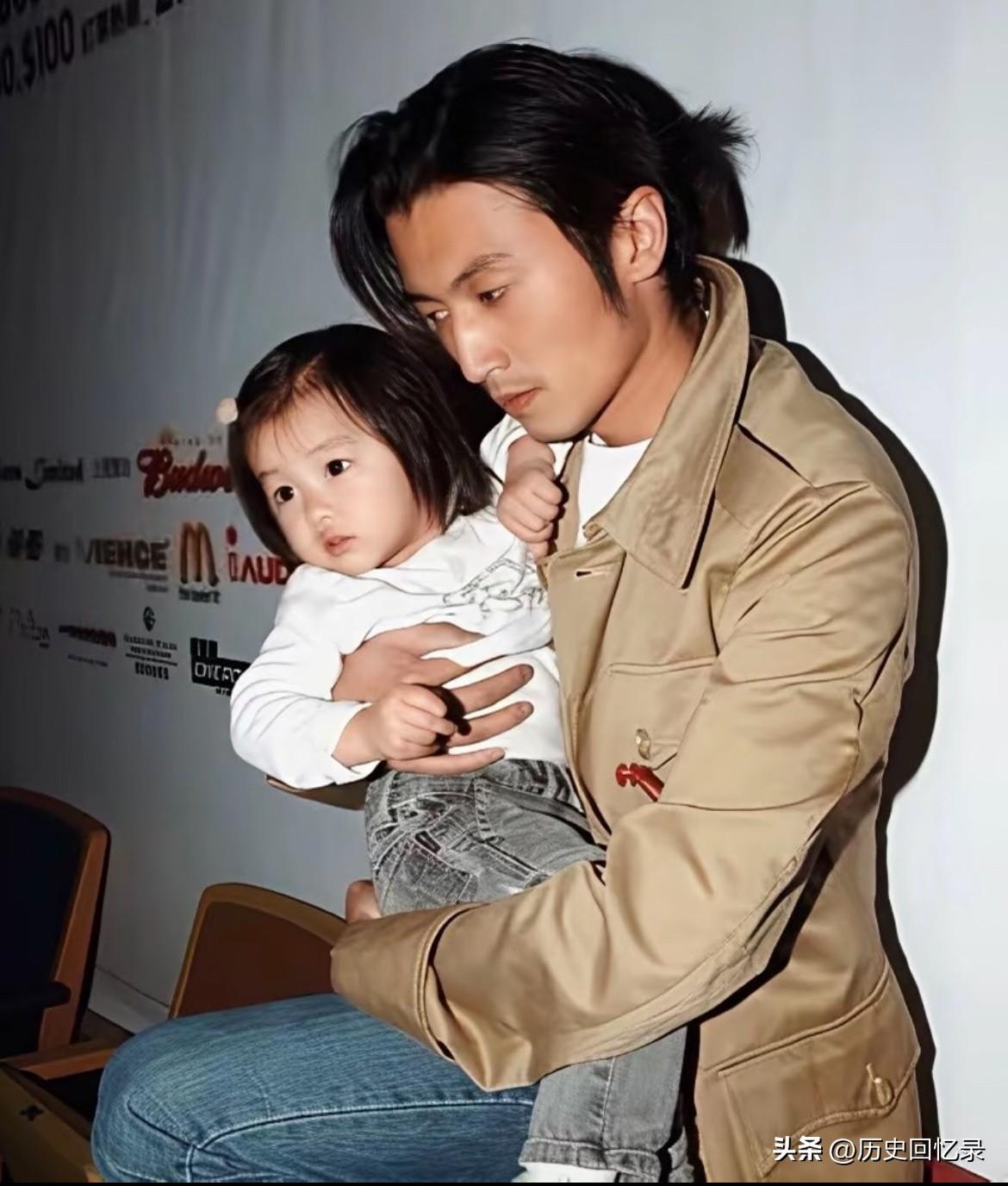 20年前谢霆锋抱着陈奕迅的女儿
好温馨啊
当时记者开闪光
孩子非常抗拒记者的闪光