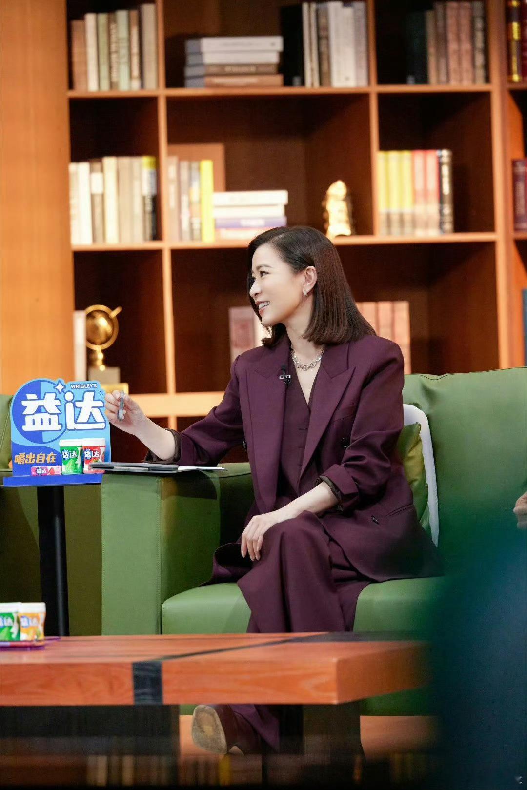 #谁给佘诗曼递个律政剧本子#何律这样的好同事加上佘诗曼的努力劲儿，要是真有这么一