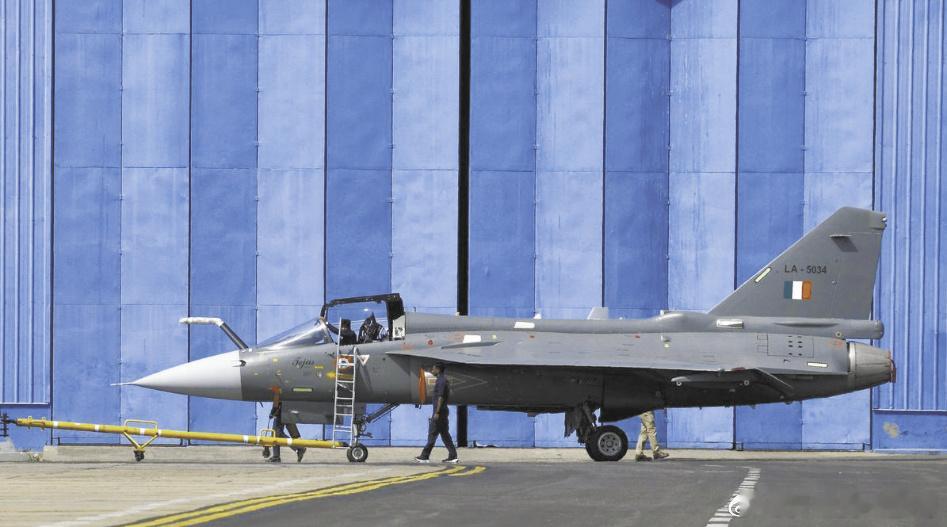 印度“光辉”战机再出严重事故，印媒：疑似刹车失灵，冲出跑道后机身受损 