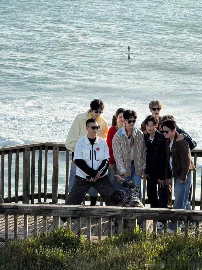 地球团打卡奥克兰鸟岛地球团奥克兰合照路透地球团奥克兰鸟岛路透来了！全员松弛感满满