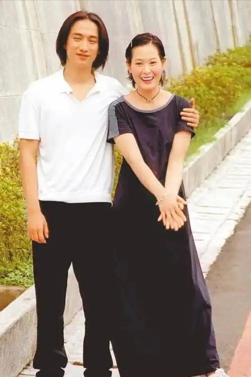 2011年，41岁的刘若英嫁给了身价过亿的钟小江。结婚当晚，刘若英提出了3个正常