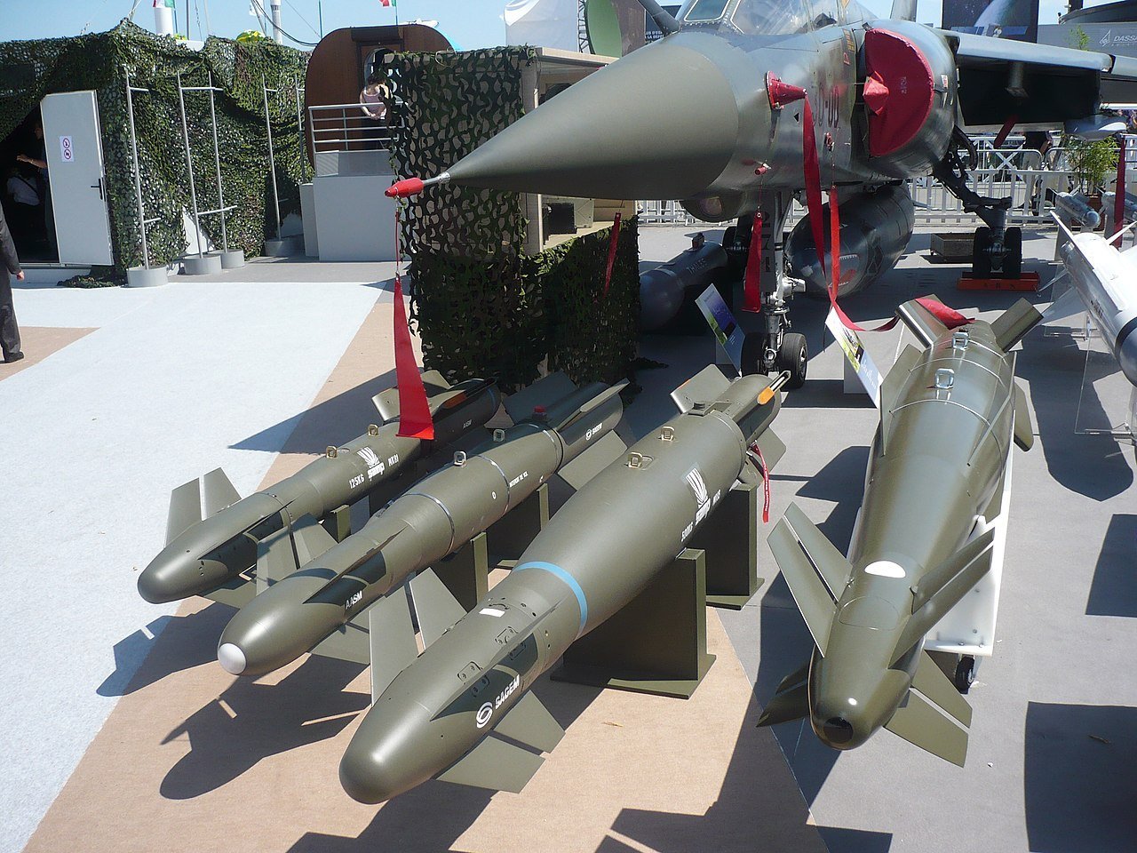 马克龙援乌数百枚法版“JDAM”航弹 [照相机]据法国防务人士消息，马克龙最新援