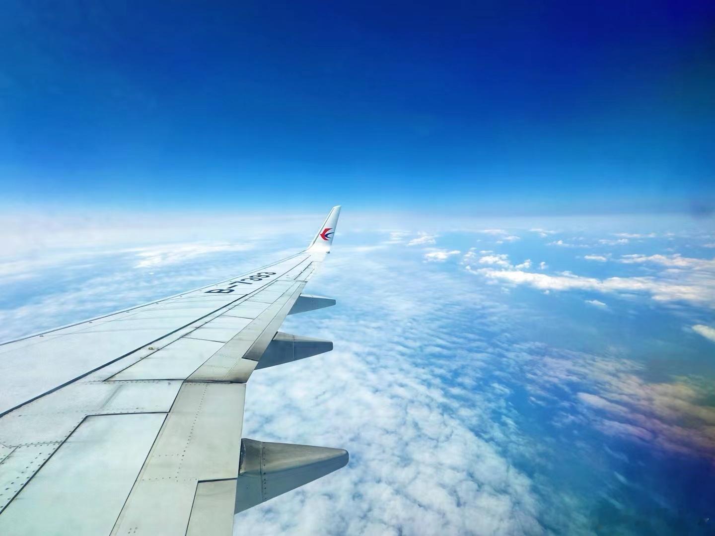 晴空万里的天空，蔚蓝如海， 阳光明媚，让人心旷神怡。感受阳光的温暖，身心被这美丽