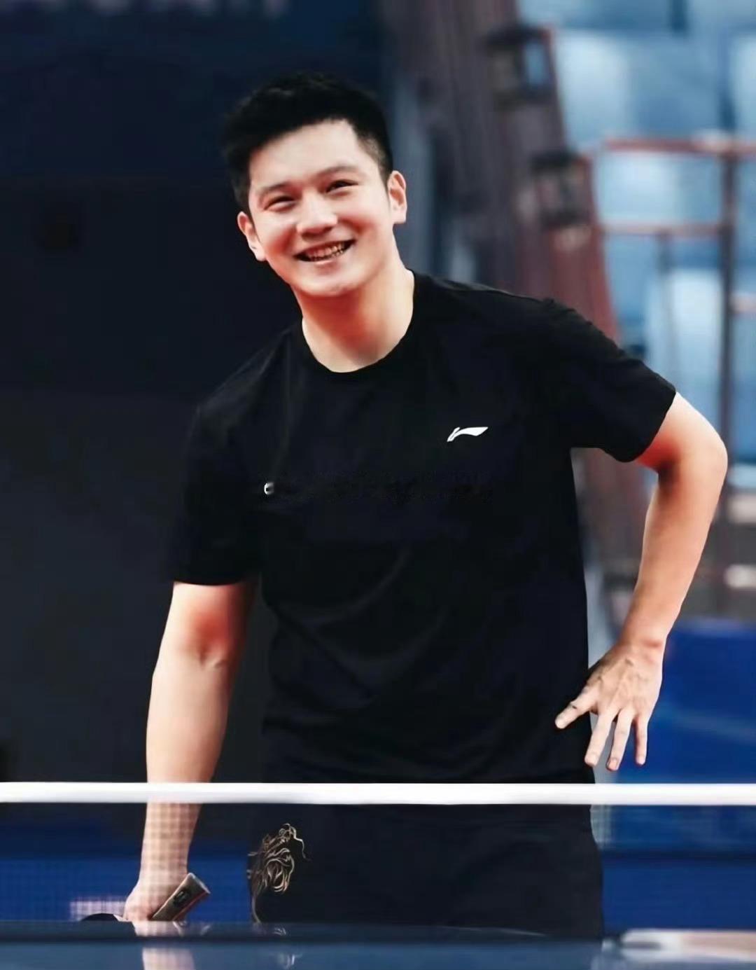 不同的赛场，有着同一样的笑容！治愈系笑容[太开心] #樊振东参观了皇马更衣室和主