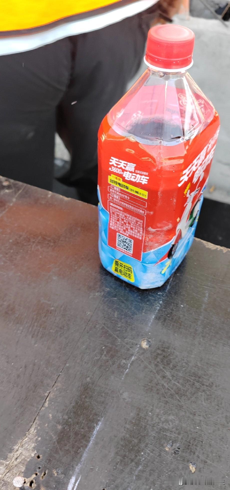 我发现一个很现实的疑问，现如今在工地干活的农民工，大伙都不怎么买瓶装饮料喝了。如