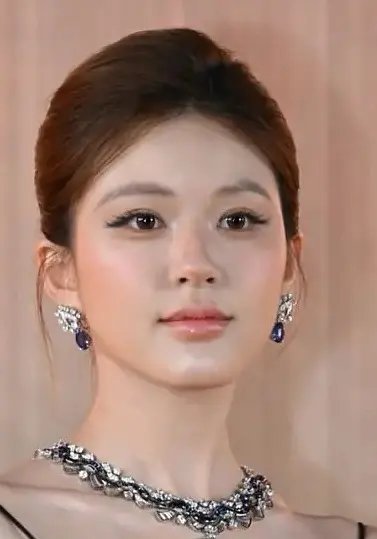 昨天宝格丽赵露思VS今天 哪个妆容更好看 ​​​