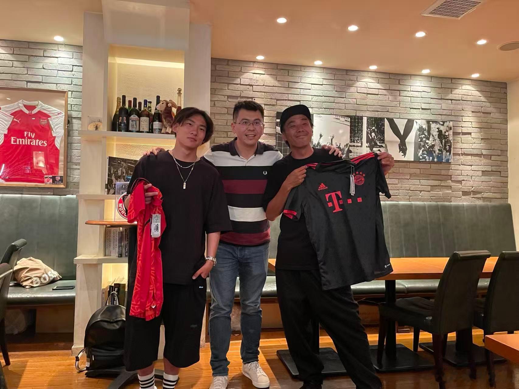 恭喜苏翊鸣，该蹭还是得蹭一下，第一张是2023年拜仁访问日本的时候在东京，第二张