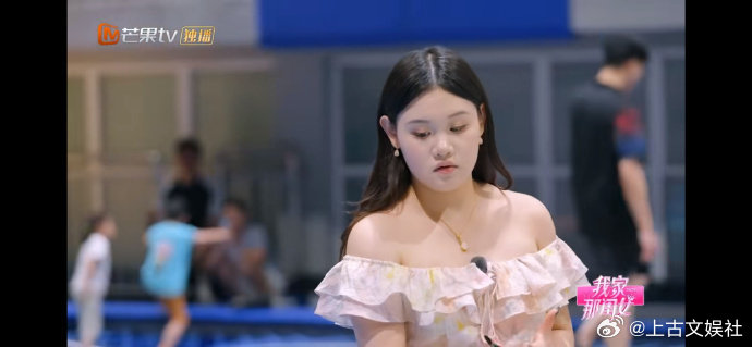 张家齐看妈妈出丑后冷笑我家那闺女跳板训练这一幕尽显母女之间的错位。妈妈拼尽全力想