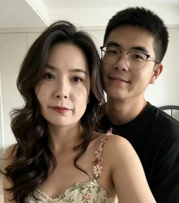 “欺负老实人？”上海，23岁男子与36岁离异带一女儿的女子因顺风车相识，10个月
