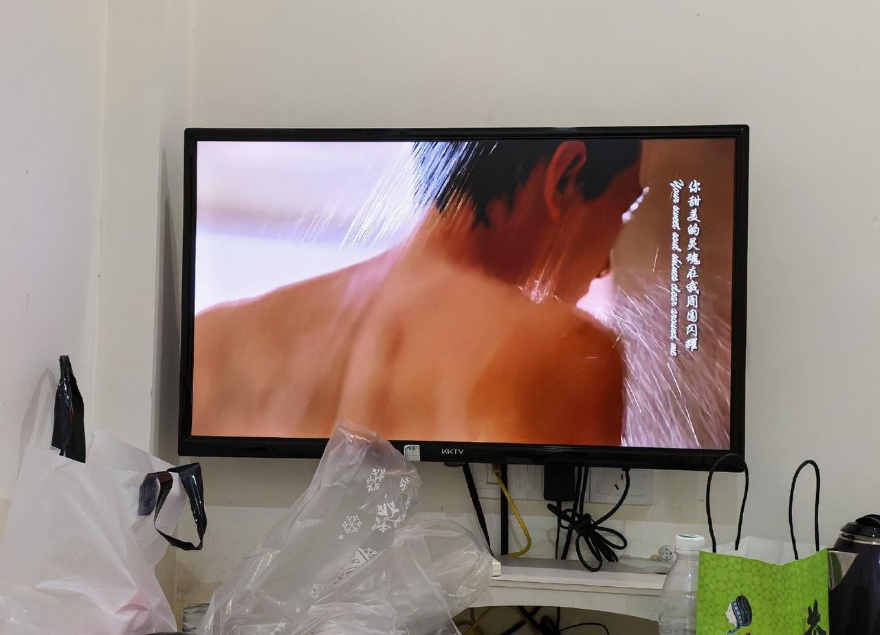 没想到订的酒店可以免费看成毅的《南风知我意》，那就一起来看沪上小甜心傅总吧[流鼻