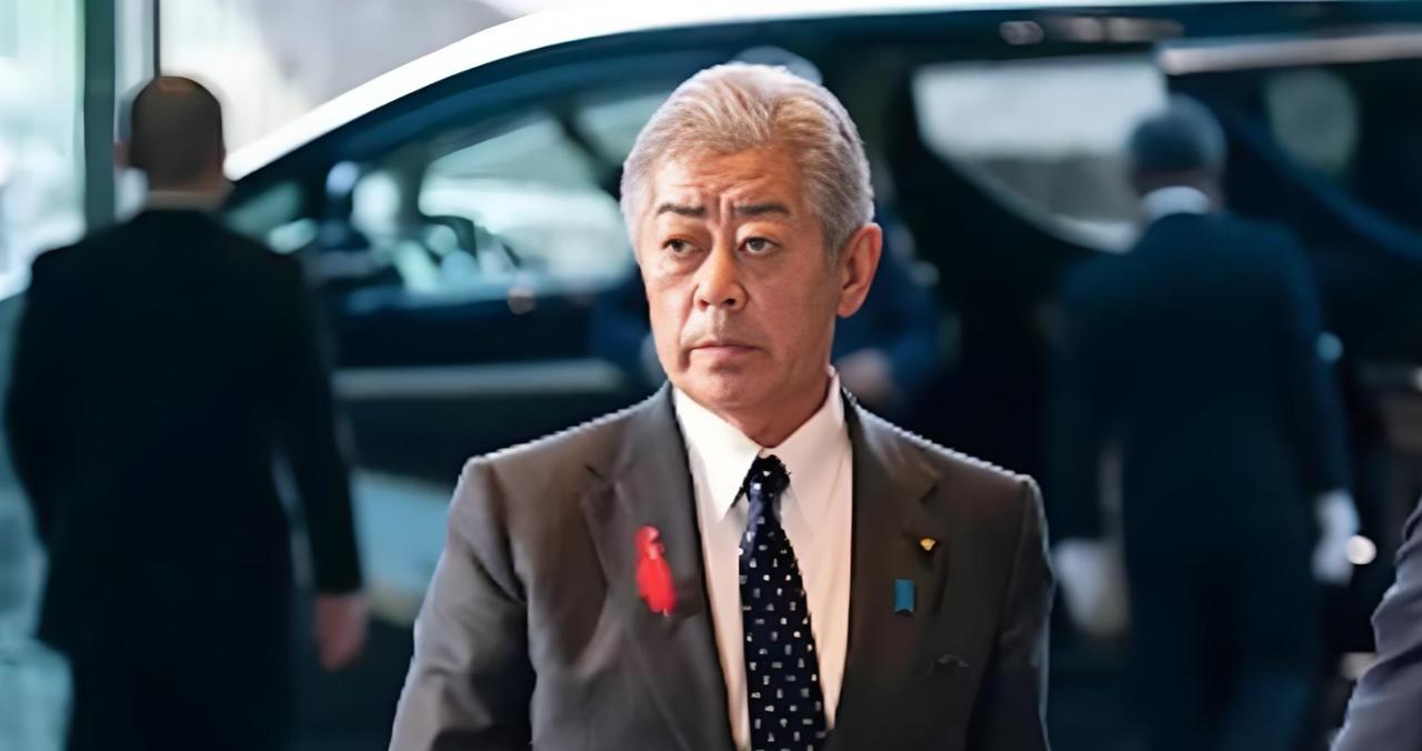 中国出手了，对日本自卫队前统合幕僚长岩崎茂进行反制。

理由？

他“1公然+3