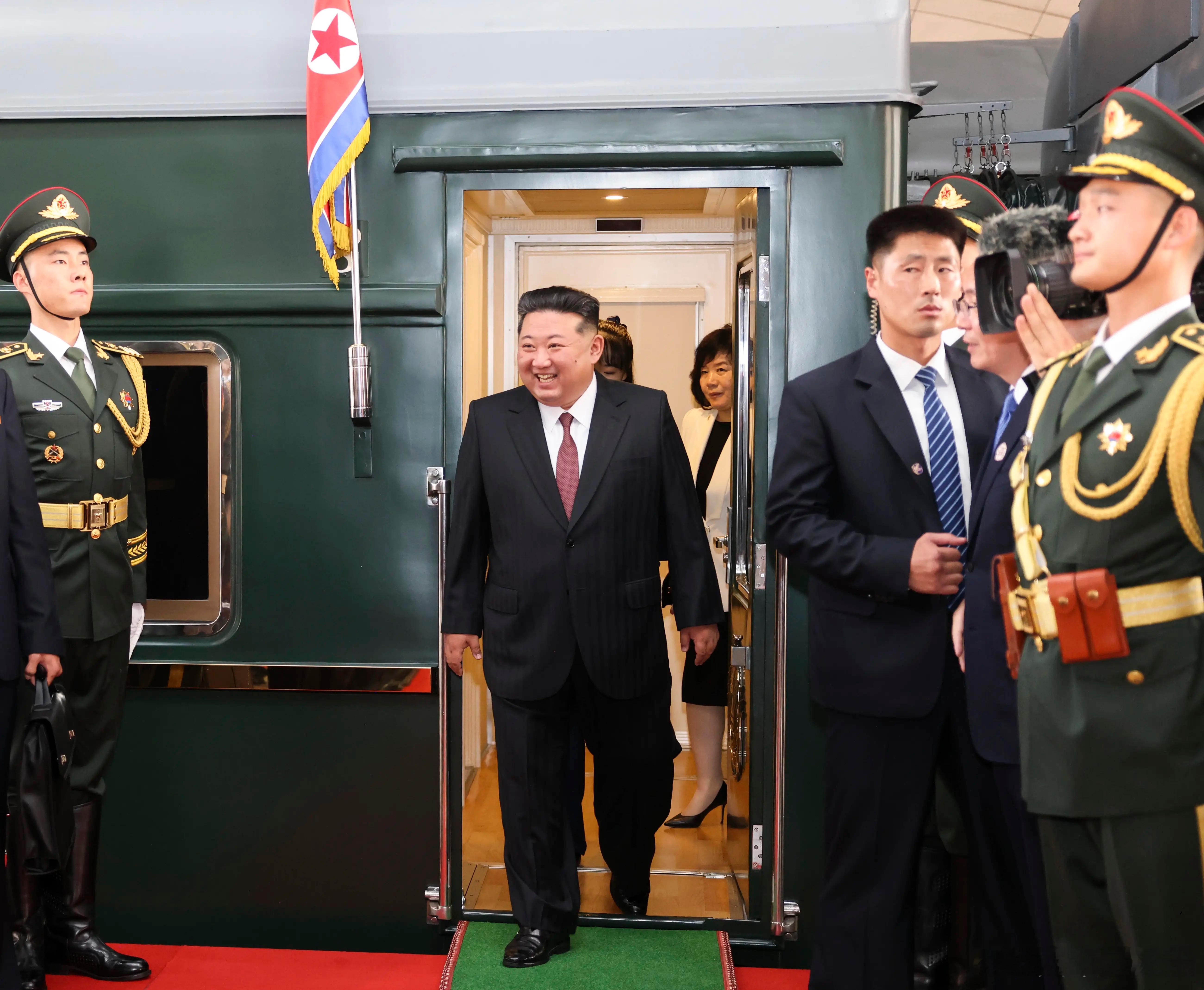 金正恩时隔6年再访华精神矍铄，在华粉丝也涨了一千倍估计 ​​​