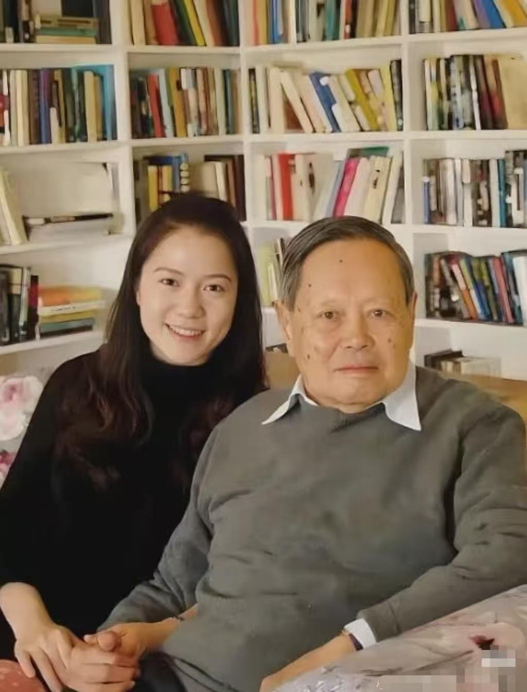 随着杨振宁先生的离世，
翁帆和杨振宁先生的爱情故事，
再次推到众人的眼前，
随着