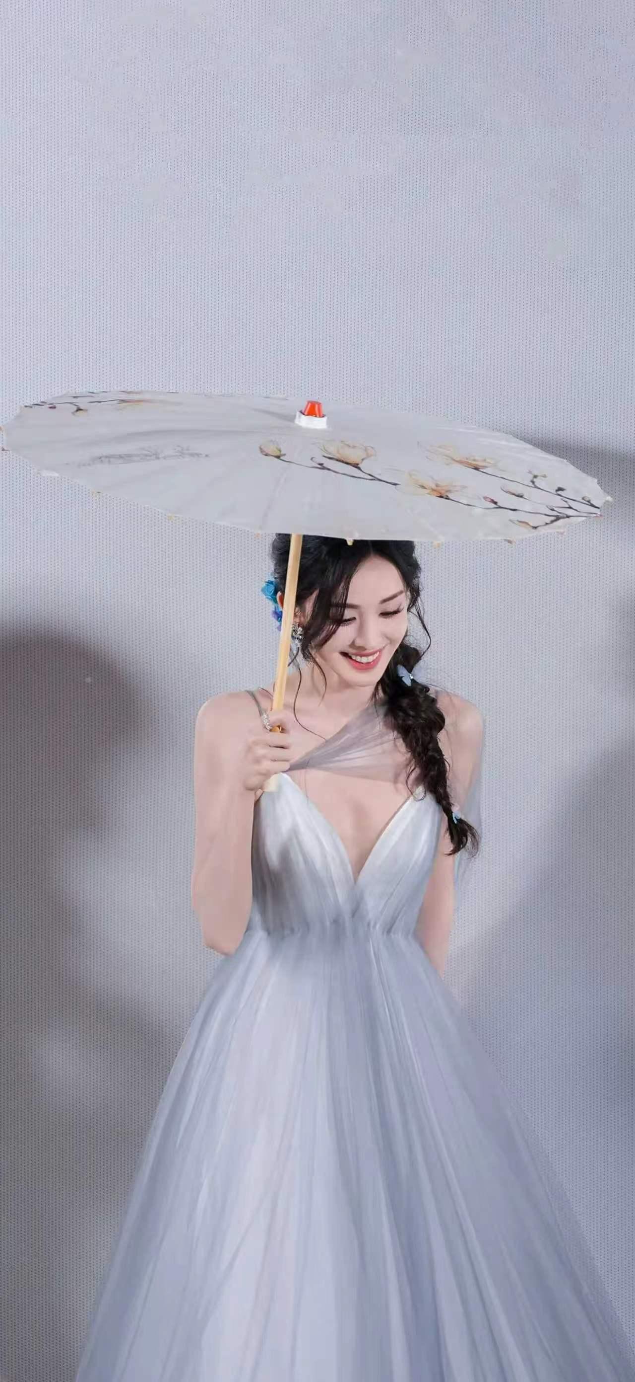 这两天看季军争夺战的消息，就像这位美女，撑着伞偷笑！
网上说英法巨星们对这个第三