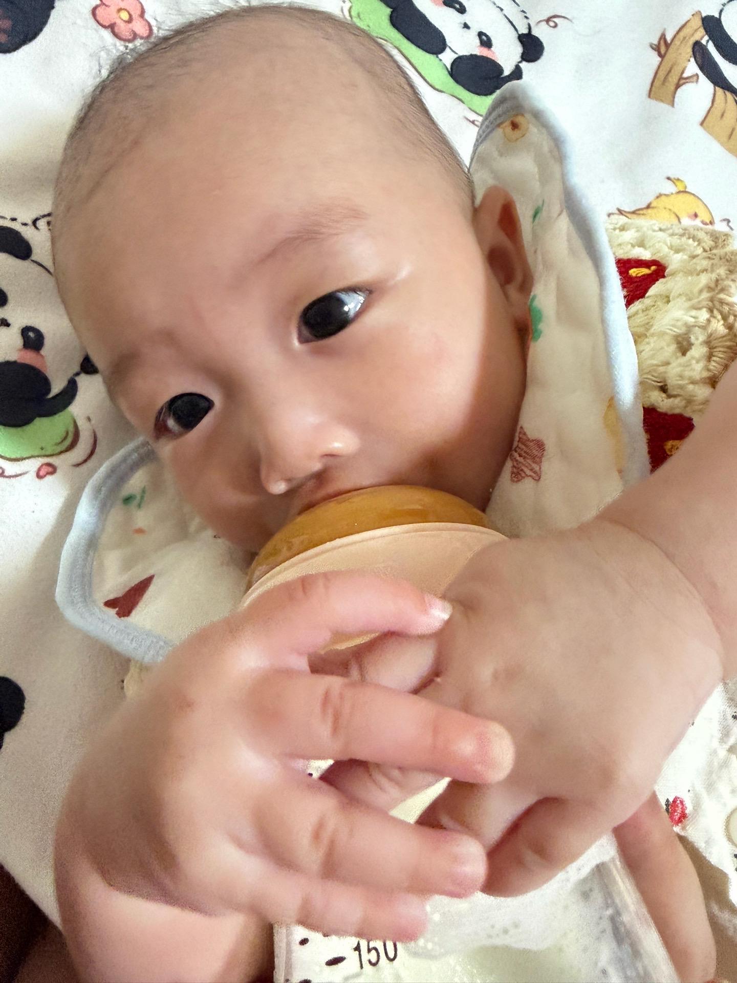 3个月大的小人儿一个月不怎么喝奶真的行吗。才反应过来问题的严重，现在想...