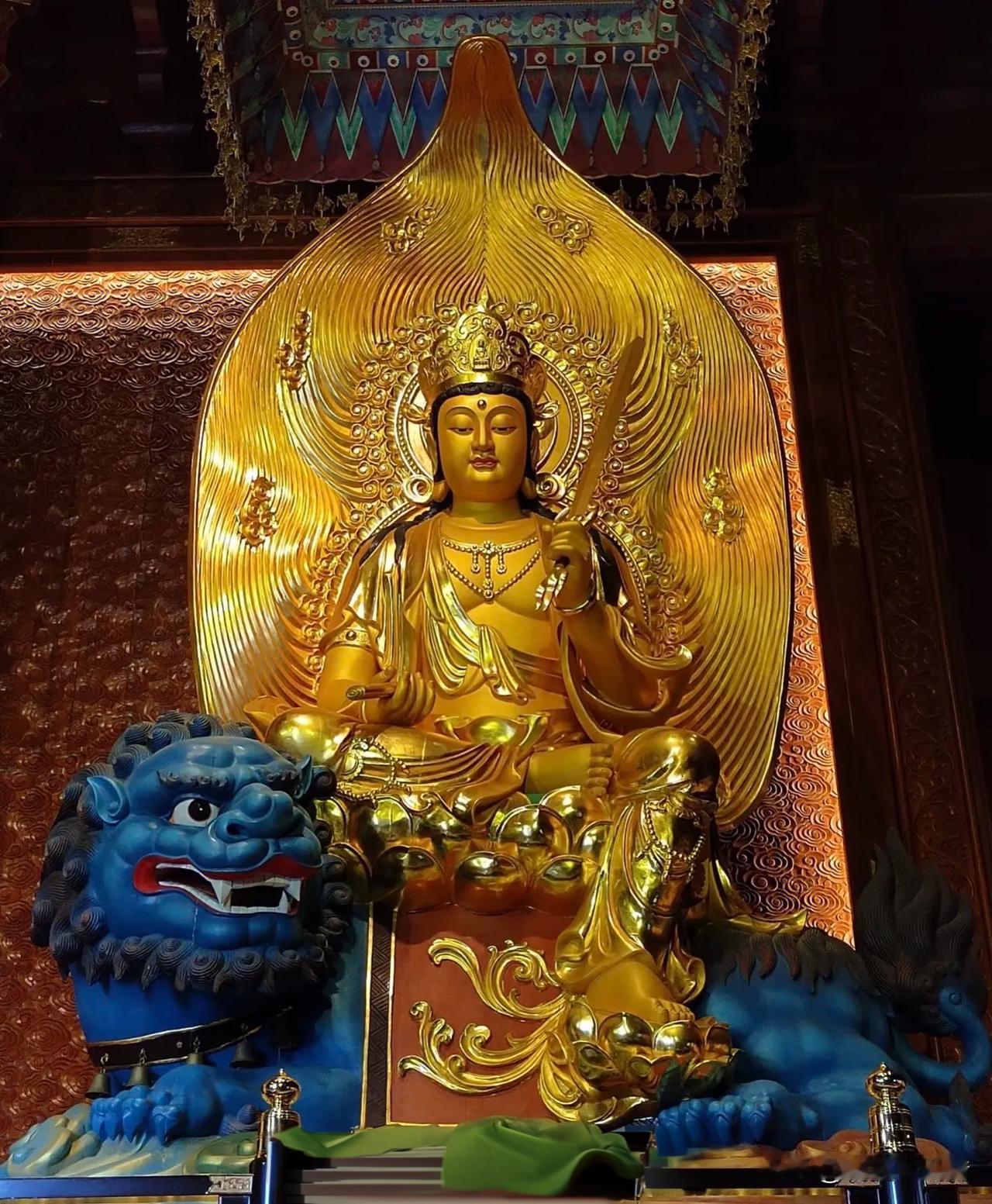 见文殊：慧剑斩迷障，狮吼破无明
 
踏入古刹，抬眼便撞见这尊金身。
 
宝冠映着