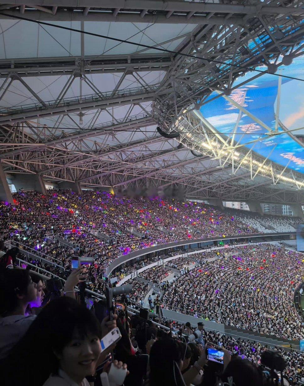 灯牌时团演唱会，马嘉祺紫海和宋亚轩青海目前又是最多的，你看到了谁家 