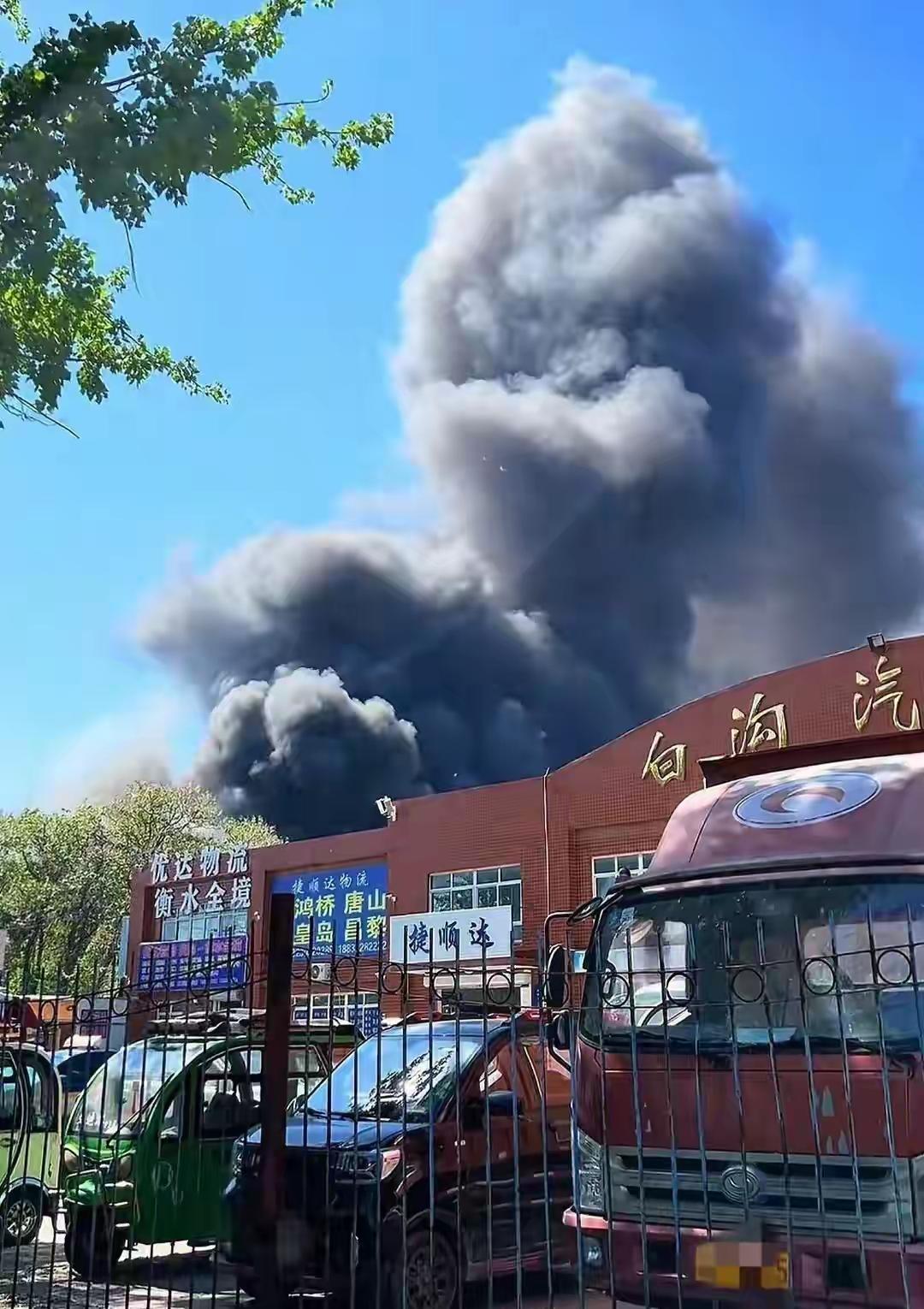 河北保定白沟镇突发火情，网传起火点为交警扣车停车场，还没有得到证实。起火原因还不