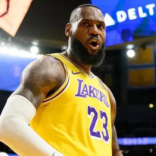 乔万·布哈谈论勒布朗退役湖人队。

“是的，我确实希望他们能与他签订一份最长 3