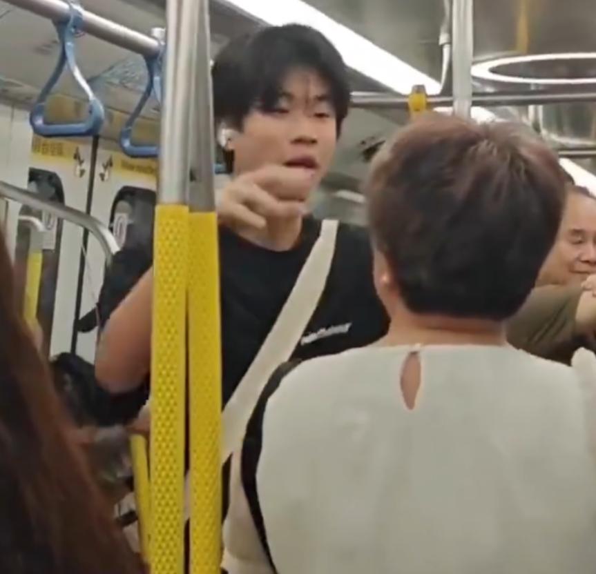 近日，香港地铁港岛线车厢里，一名本地阿婆对着周围乘客大声责骂，一对大陆母子被她盯