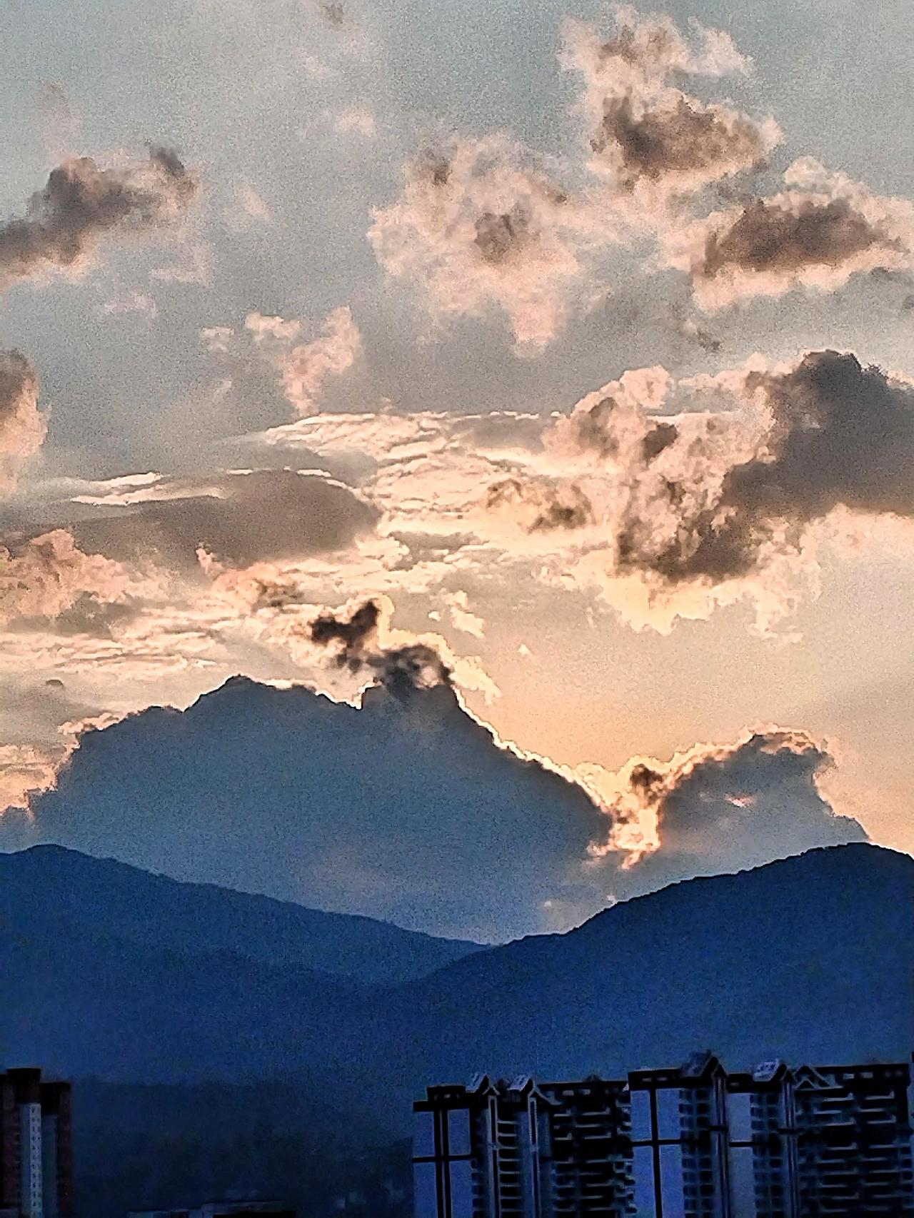 云卷云舒间，悠然自得，山色入画来。