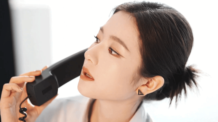 李兰迪职场高智感秒了哇塞，李兰迪这身低盘发、简约耳饰的清冷造型，把职场女性的高智