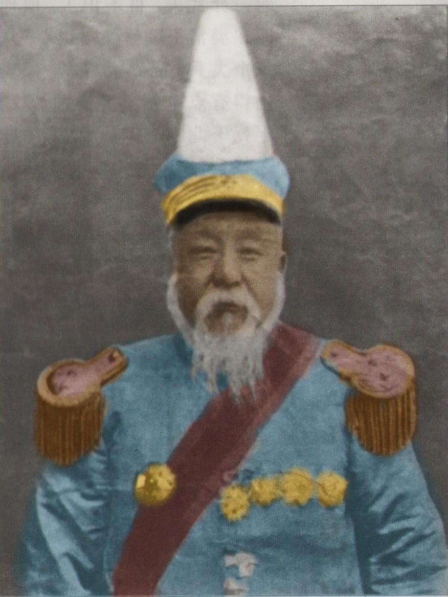 姜桂题是北洋元老，安徽亳州人，陆军上将。这个人有一个特点：字认得极少。有一天他去