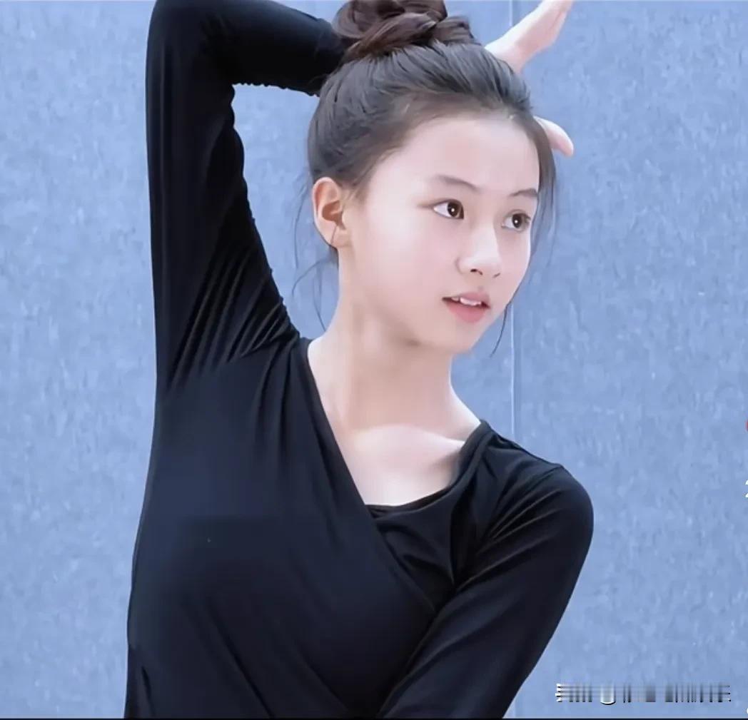 美貌生在穷人家里就是一种灾难，虽然大家很羡慕七七长得好看能当饭吃，签约公司拍戏当