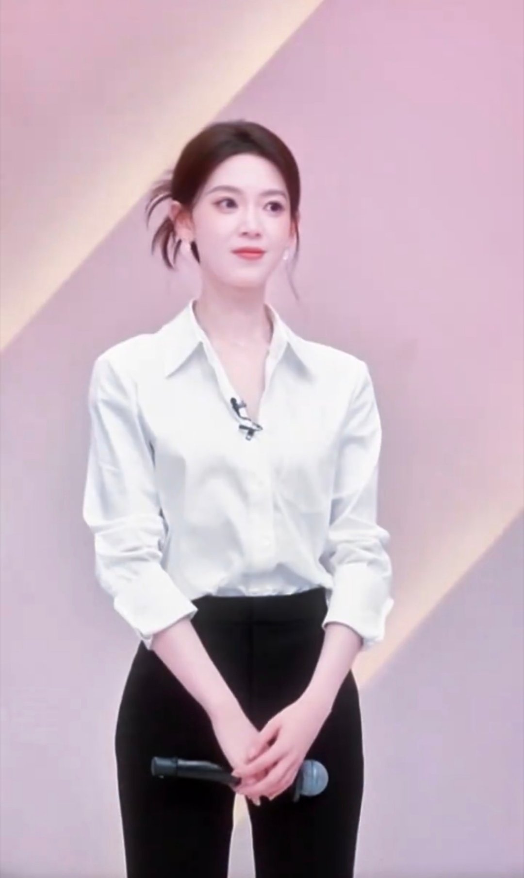 王楚然新剧像职场实录 追剧全程疯狂代入，王楚然饰演的钱菲每天早起通勤，会议接连不