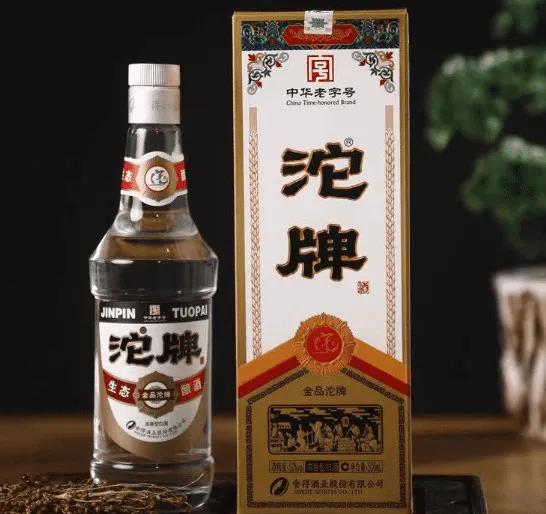 一个来自北京的男子去四川旅游，买了两箱当地的白酒来纪念此次旅行。然而当他买单时却