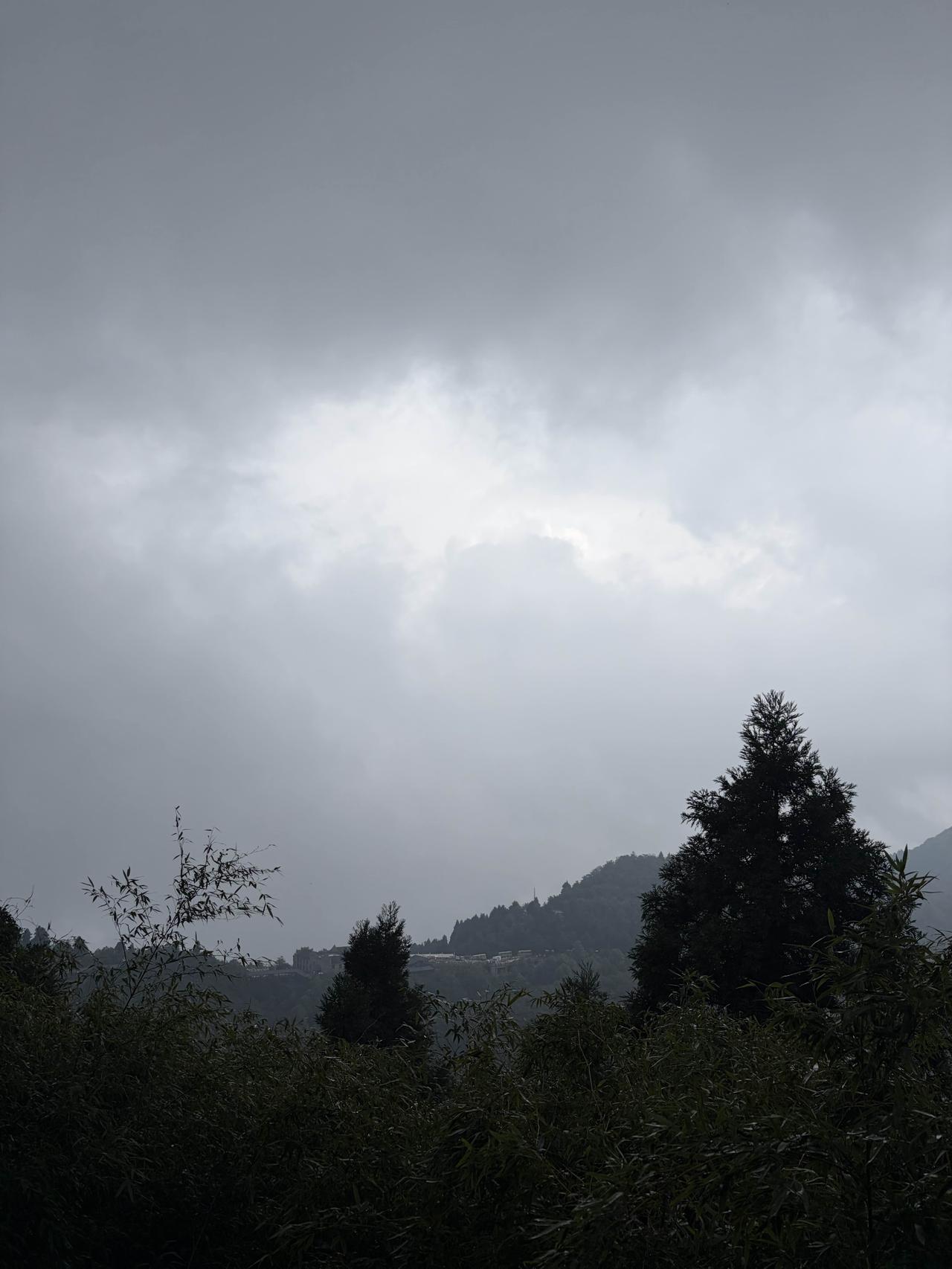 衡山担夫：风雨盘山道上的谋生重量

雨雾笼罩衡山，盘山道湿滑难行，游人尚且步履维