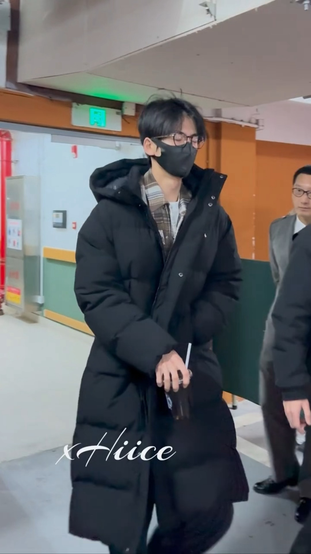 哈哈哈哈哈裹着厚外套拎着冰美式困得快睁不开眼，我早起打工就凌赫欧巴这样