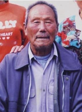 1950年，一名人高马大的土耳其士兵，见志愿军战士董明德筋疲力尽，便想趁机弄死董