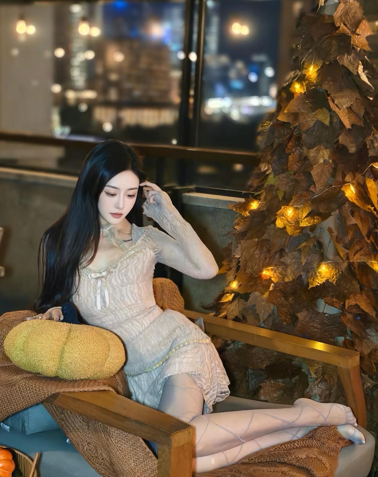 秋夜静谧，少女倚窗，灯火阑珊处，思绪万千。