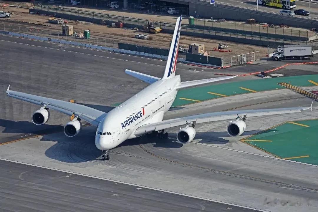 工欲善其事必先利其器！
原来空对空拍摄是这样哒，图5那个吸盘式遮光罩真是神器啊，
