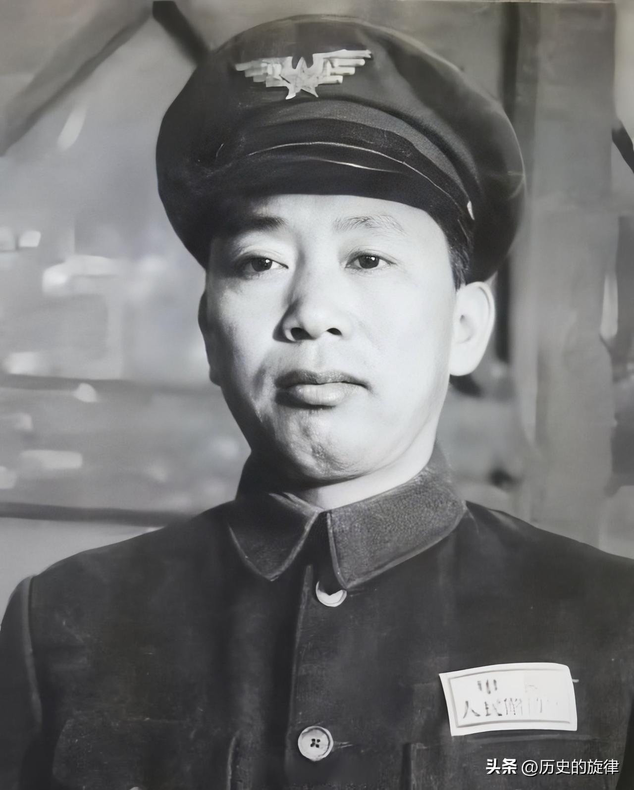 1950年空军司令看戏被踩头，科长嚣张质问，几天后大会上他当场傻眼
 
1950