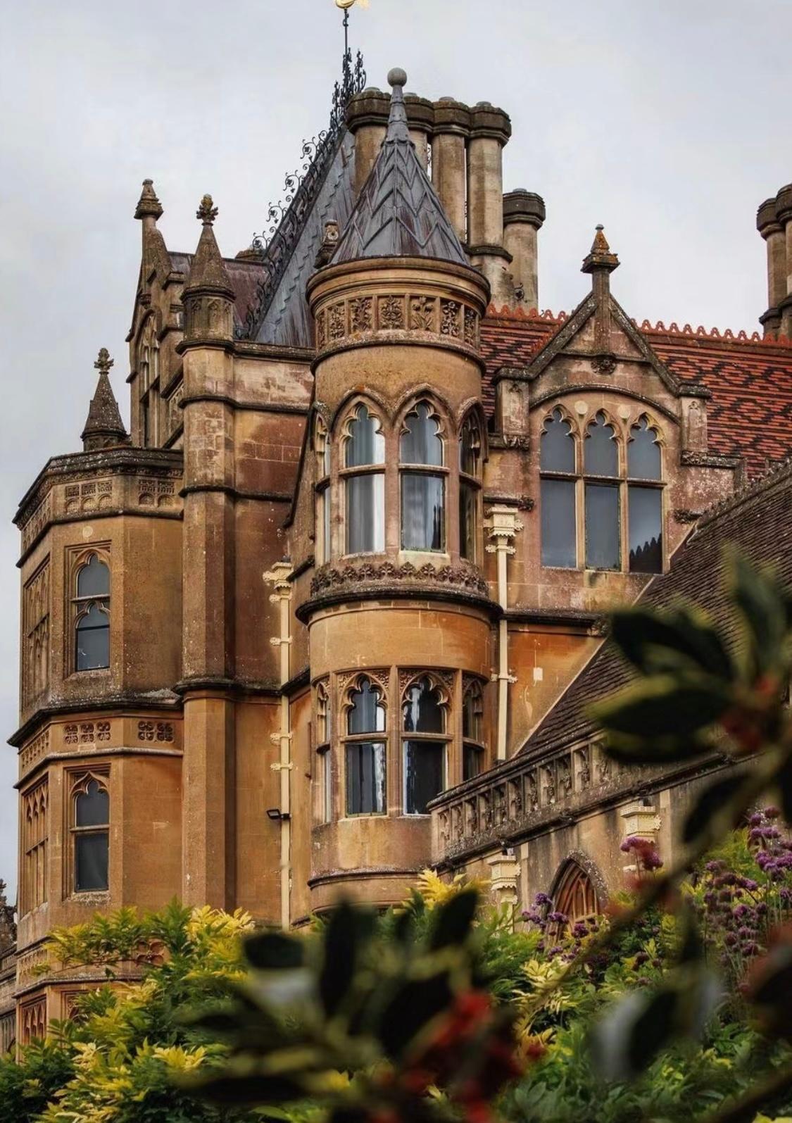 廷特斯菲尔德（Tyntesfield）是一座维多利亚时代改建的哥特复兴式建筑风格