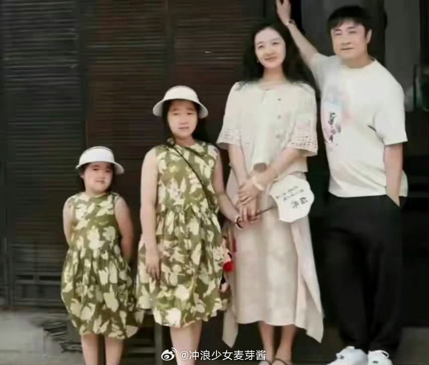事实证明媳妇儿漂亮没有用，遗传干不过基因，乔杉是复制粘贴从身材到长相，两个女儿无