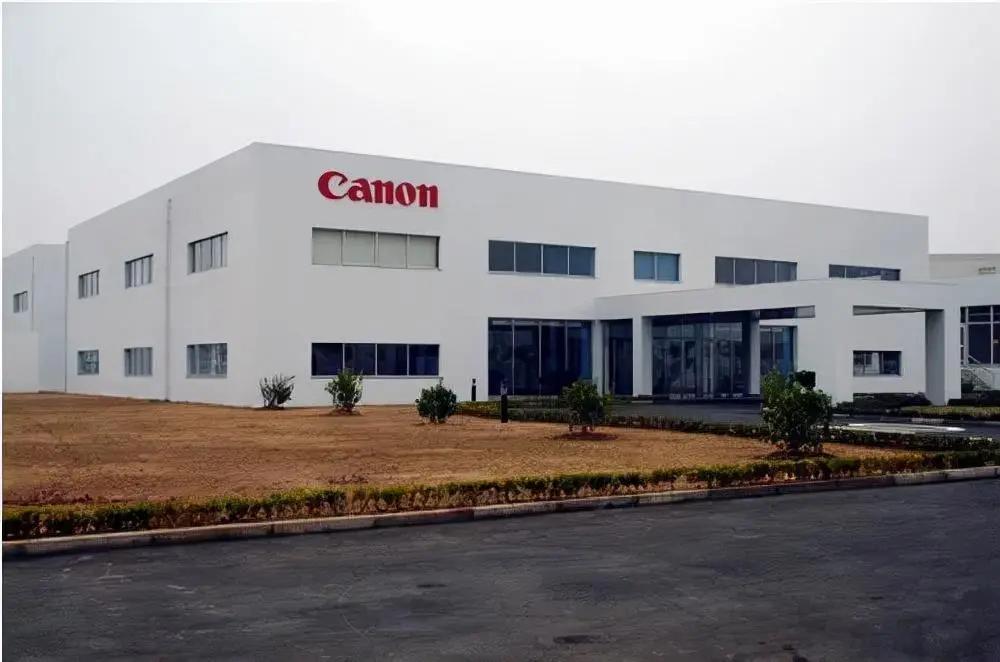 三星、东芝走了，把生产线搬去了越南。阿迪耐克也走了，将工厂搬到了越南，就连佳能也