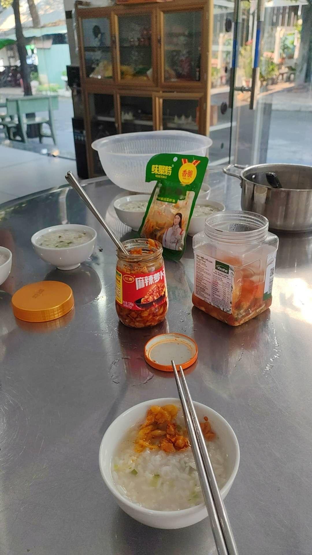 春日三餐打卡我儿子在越南出差住的酒店，居然还可以自己做饭，他早餐自己做了米粥，咸