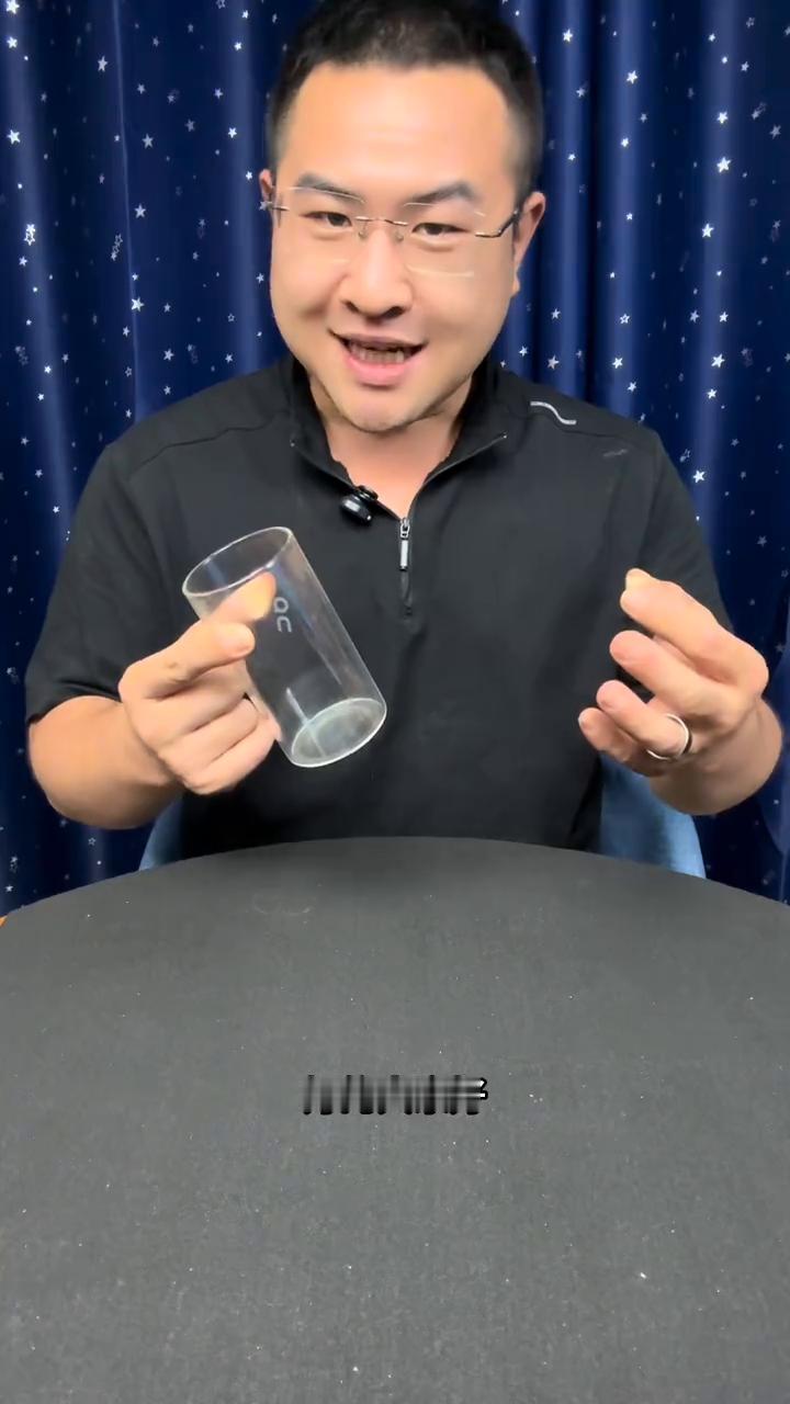 刘谦开心果穿越杯子，这招今天终于破解了。
在这里，仔细看，3、2、1。大家好，把