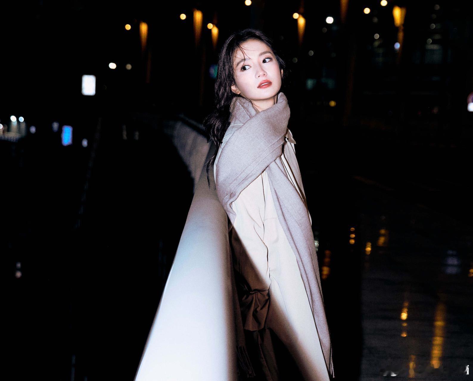 张雅钦高智感溢出屏幕了 看张雅钦的图最大的感受就是舒服，她那种从内而外的高智感不