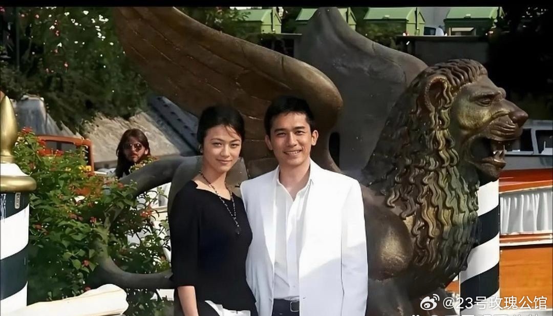 梁朝伟那时候还挺年轻，是男人最好看的时候吧 