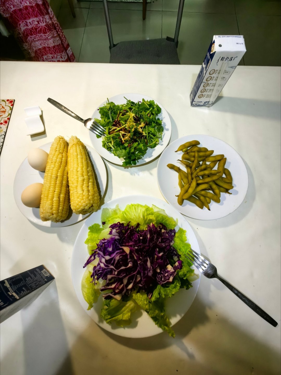 早餐摆拍，喵奶奶说光线这么暗，都变成黑暗料理了！拿来台灯打光，她说又不是什么山珍