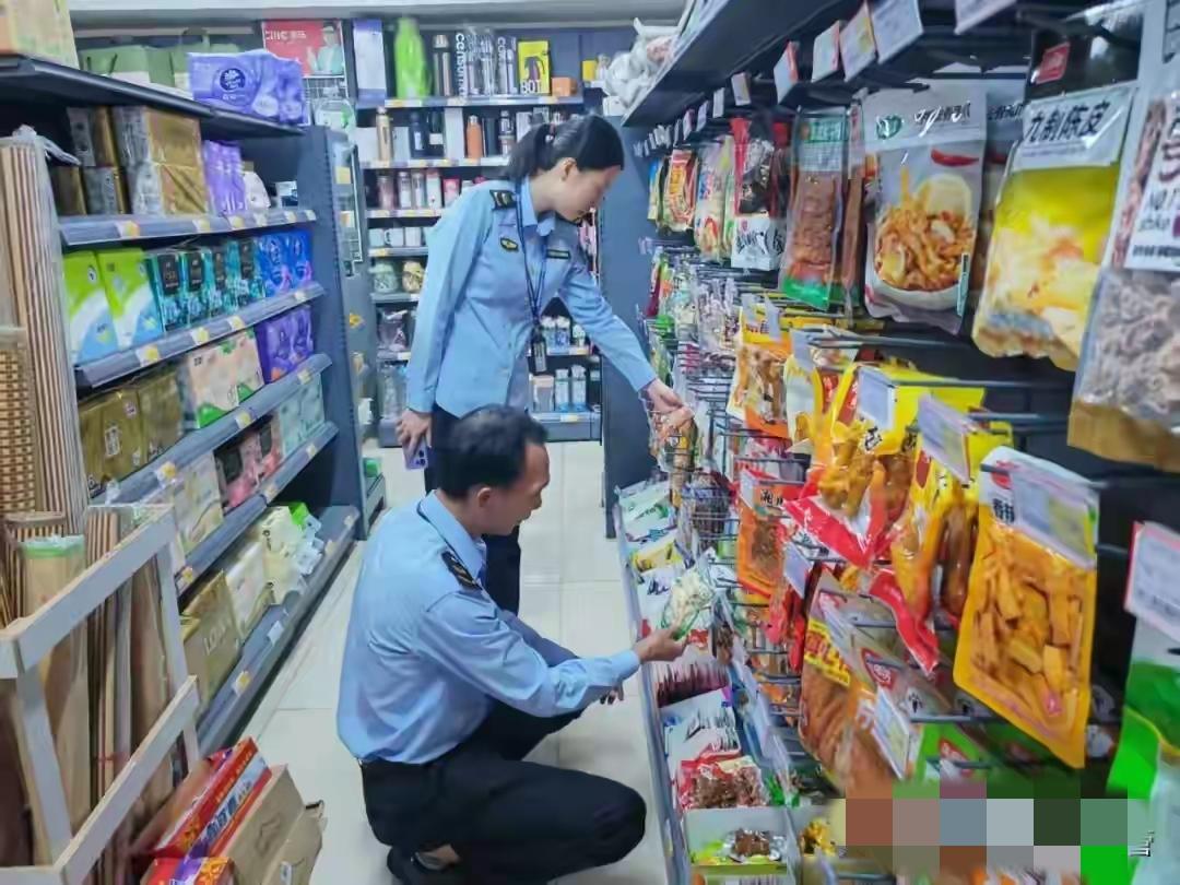 为守护群众餐桌安全，监管部门迅速开展排查，依法查封551箱经工业双氧水漂白的问题