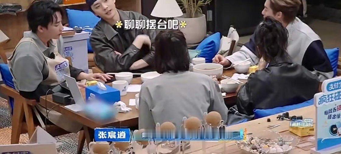 客栈屋顶，是兄弟俩的秘密基地。东方青苍和他的弟弟亲爱的客栈