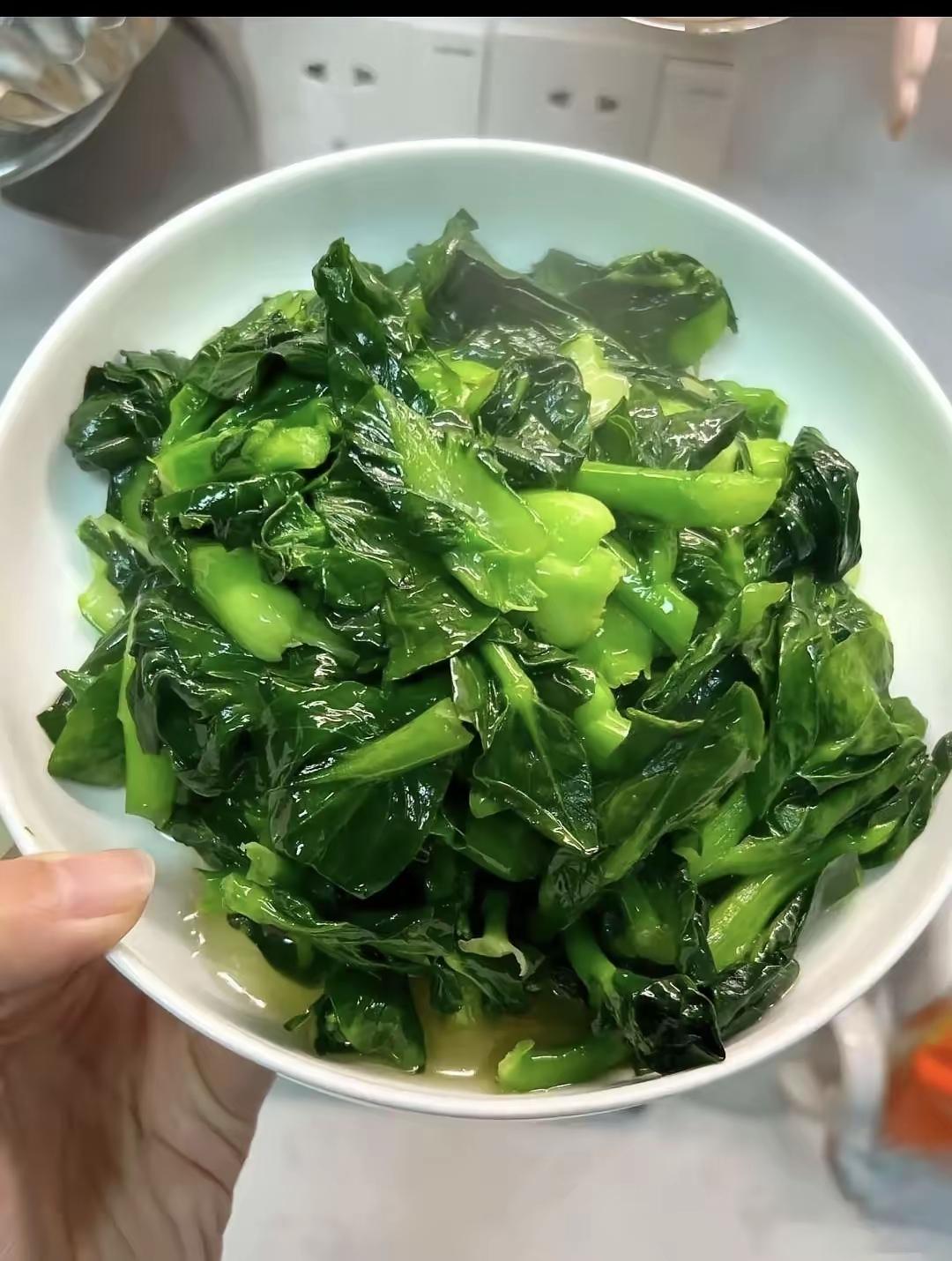 我发现了一个奇怪的现象。

我们去外面吃饭，无论是小饭馆还是大饭店，厨师做出来的