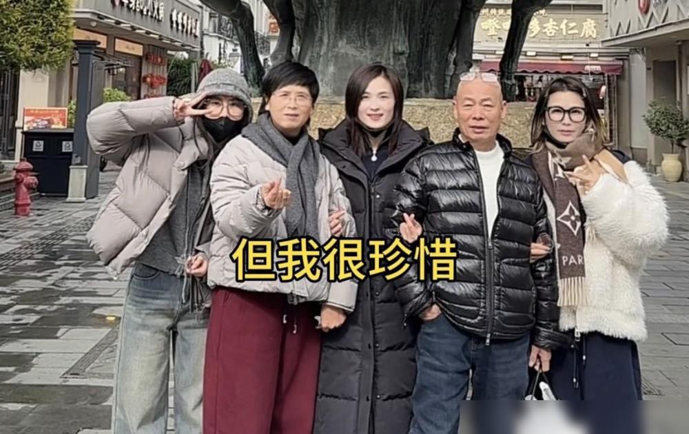 刚靠认亲赚千万，亲爹就跟她断联了。
去年4月，DNA锤死血缘。温州亲爹递金项链